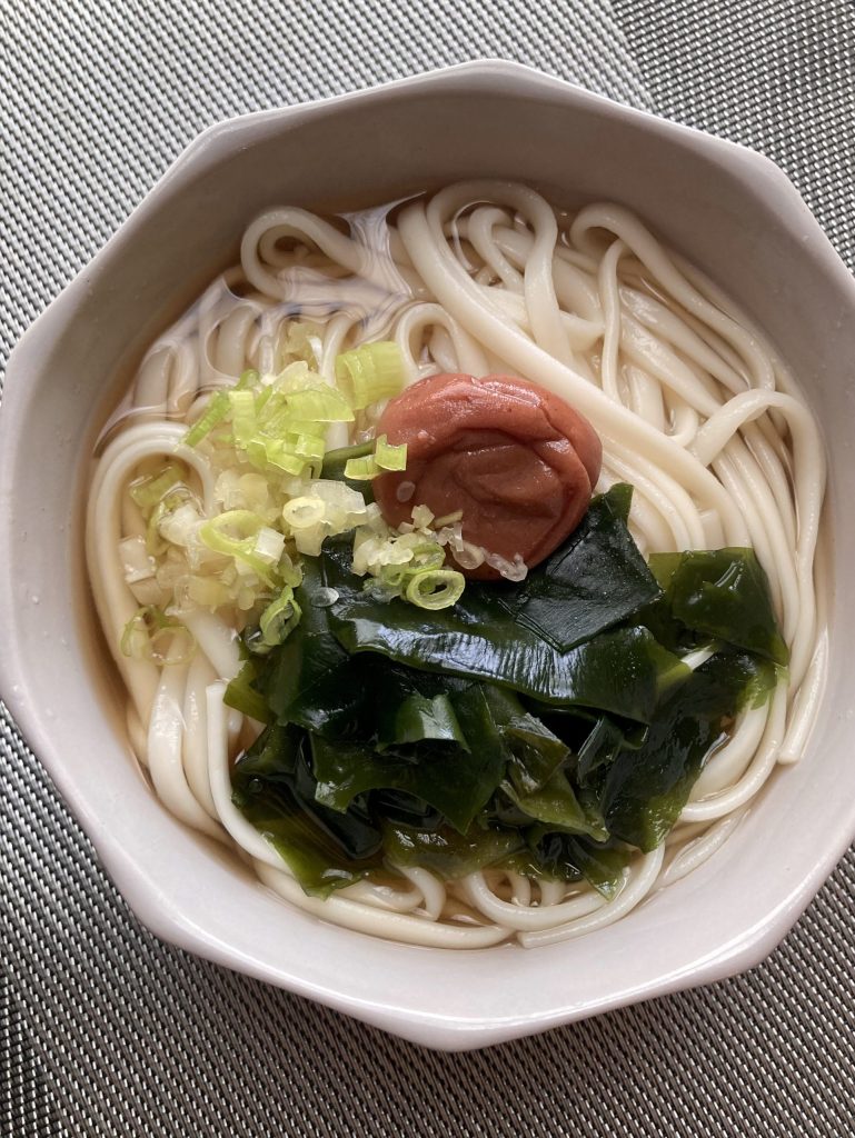 梅わかめうどん（石丸製麵）