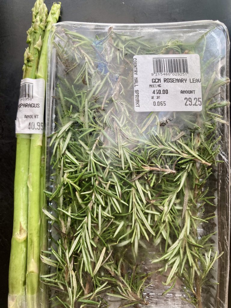 ローズマリー29ペソ（約80円）とアスパラ41ペソ（約110円）