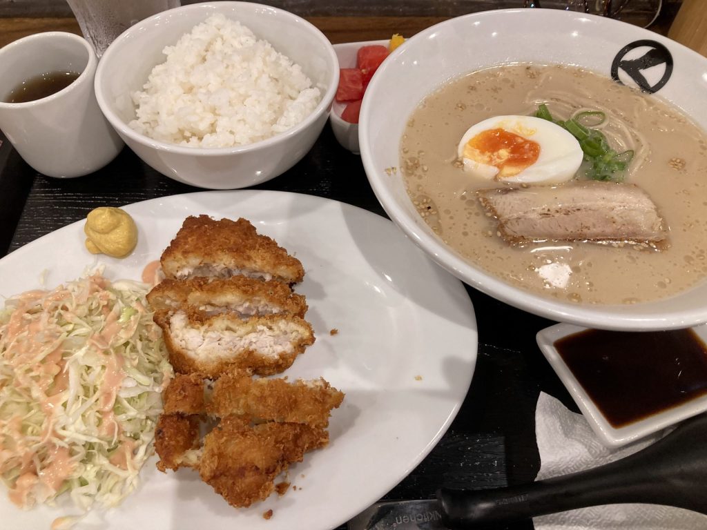 ラーメンくろだアヤラセンターセブ店のラーメンとんかつセット