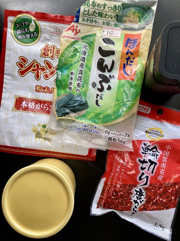 鶏肉とキャベツのもつ鍋風　材料