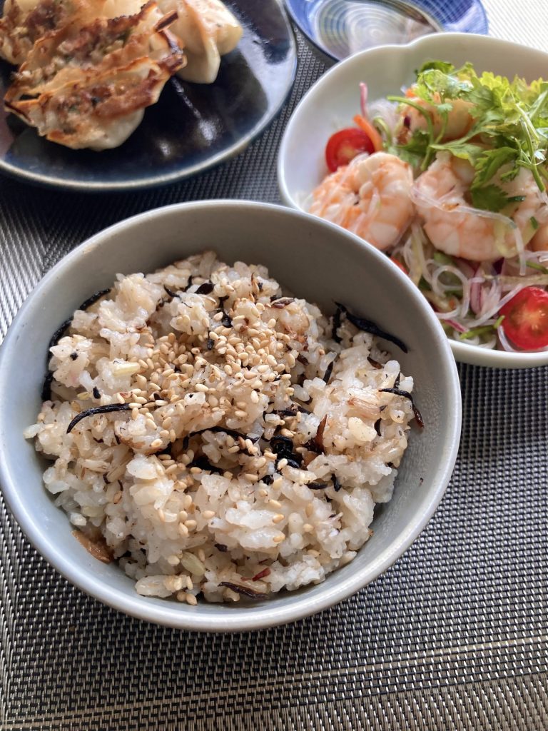 梅とひじきの混ぜご飯