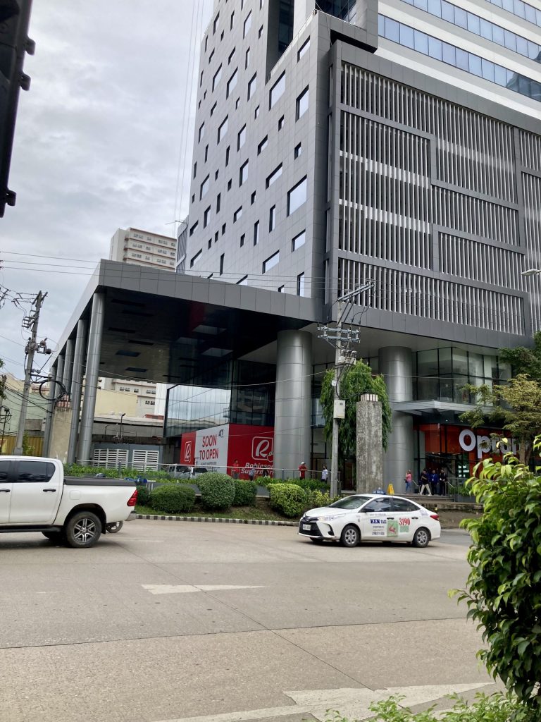 ITパークのSalinas Drive＆JY方面出口のフィルインベストビル一階にオープン予定のロビンソンスーパーマーケット