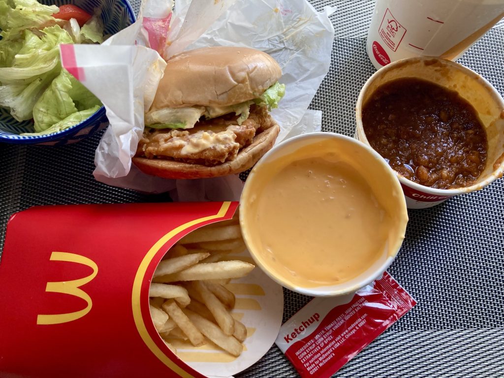 フィリピンマクドナルドの期間限定商品海老バーガー・チーズダンクソース・チリコンカルネダンクソース