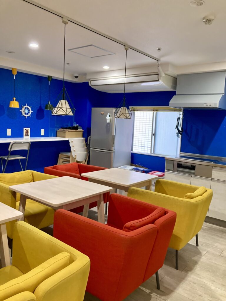 神戸の日系ホステルの共有キッチンとラウンジ