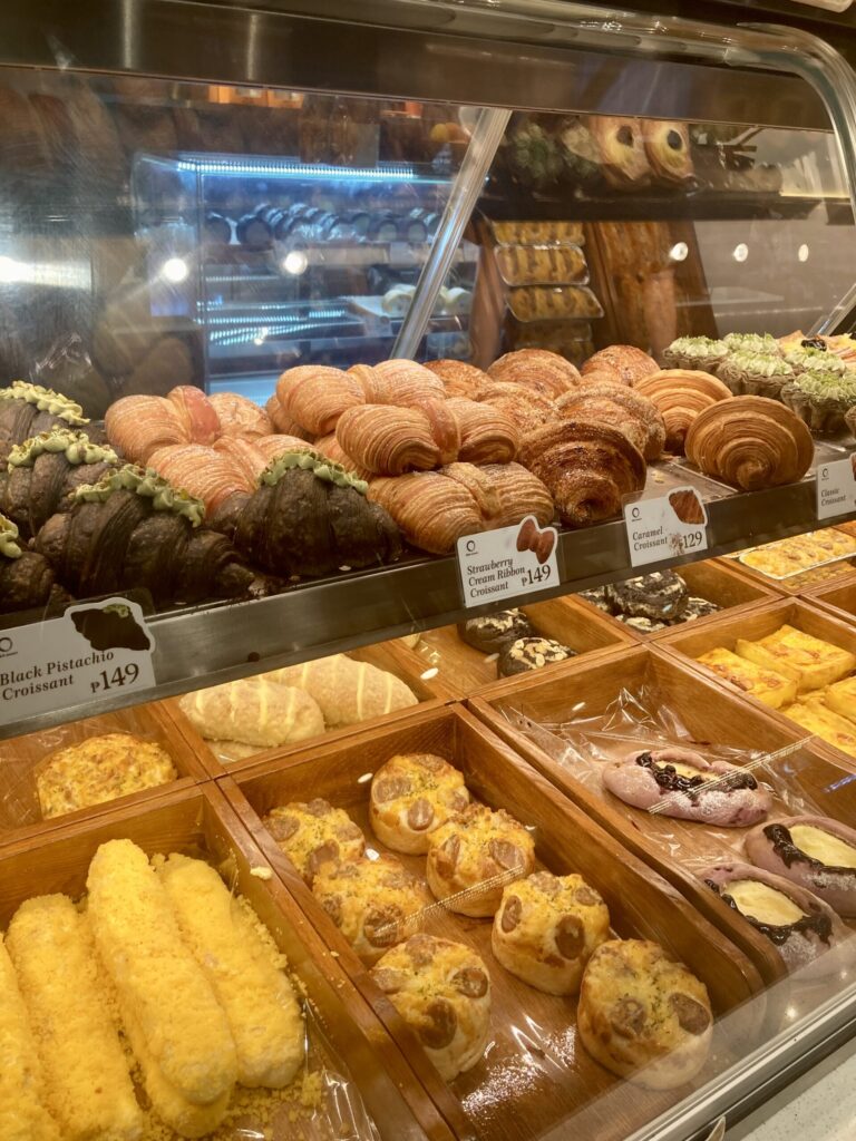ガイサノカントリーモール一階の新パン屋さんOKA Bakery　クロワッサンや甘い系