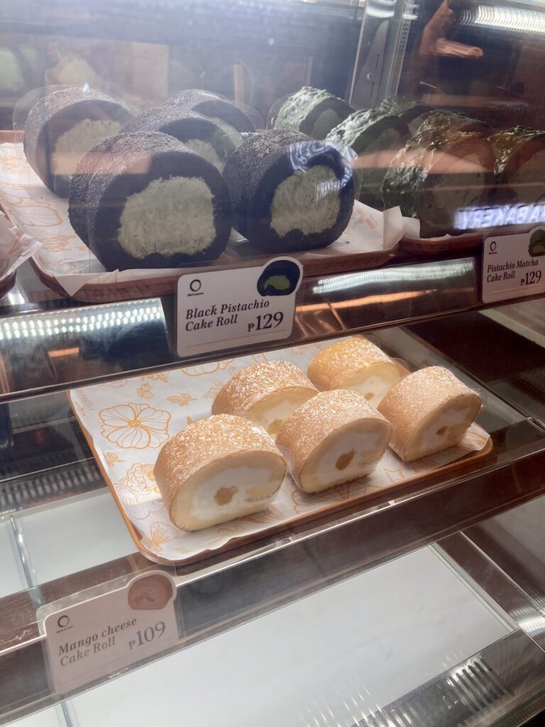 ガイサノカントリーモール一階の新パン屋さんOKA Bakery　ロールケーキ