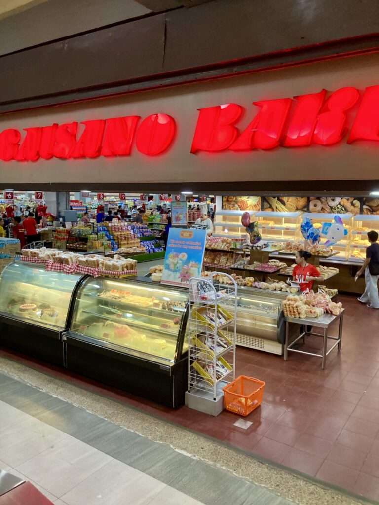 ガイサノカントリーモール地下のローカルパン屋さん