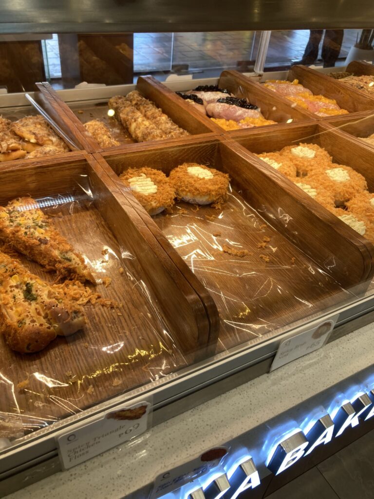 ガイサノカントリーモール一階の新パン屋さんOKA Bakery　フロス系　おかずパン