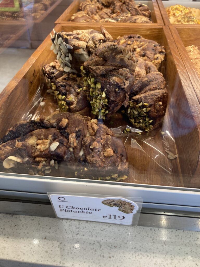 ガイサノカントリーモール一階の新パン屋さんOKA Bakery　チョコレートピスタチオ