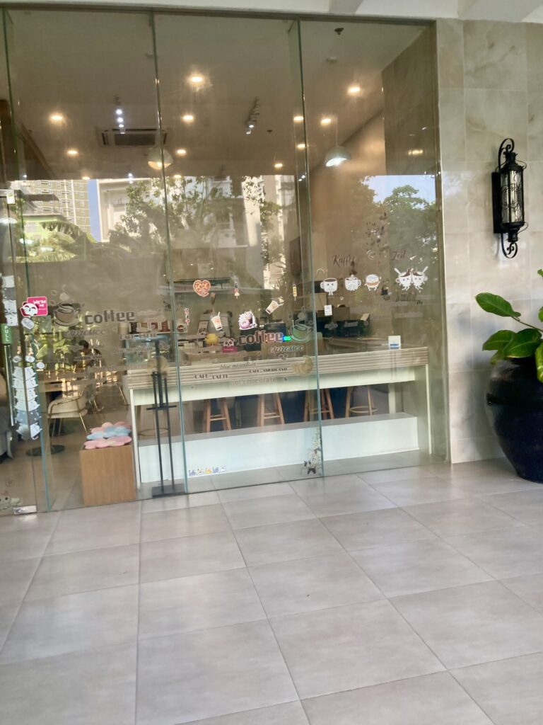 Tree Woods Residences内のカフェ