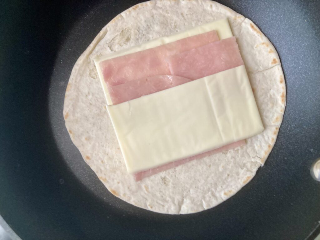 DeliSunとMarbyのトルティーヤ食べ比べ　ハムチーズブリトー