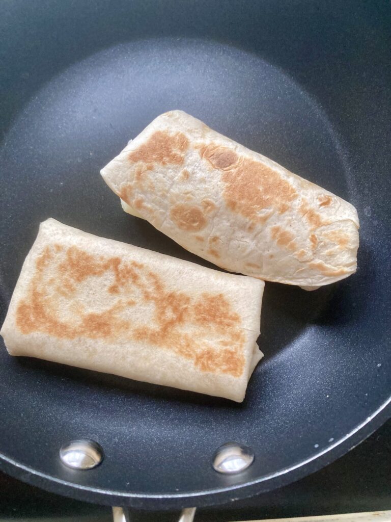 DeliSunとMarbyのトルティーヤ食べ比べ　ハムチーズブリトー