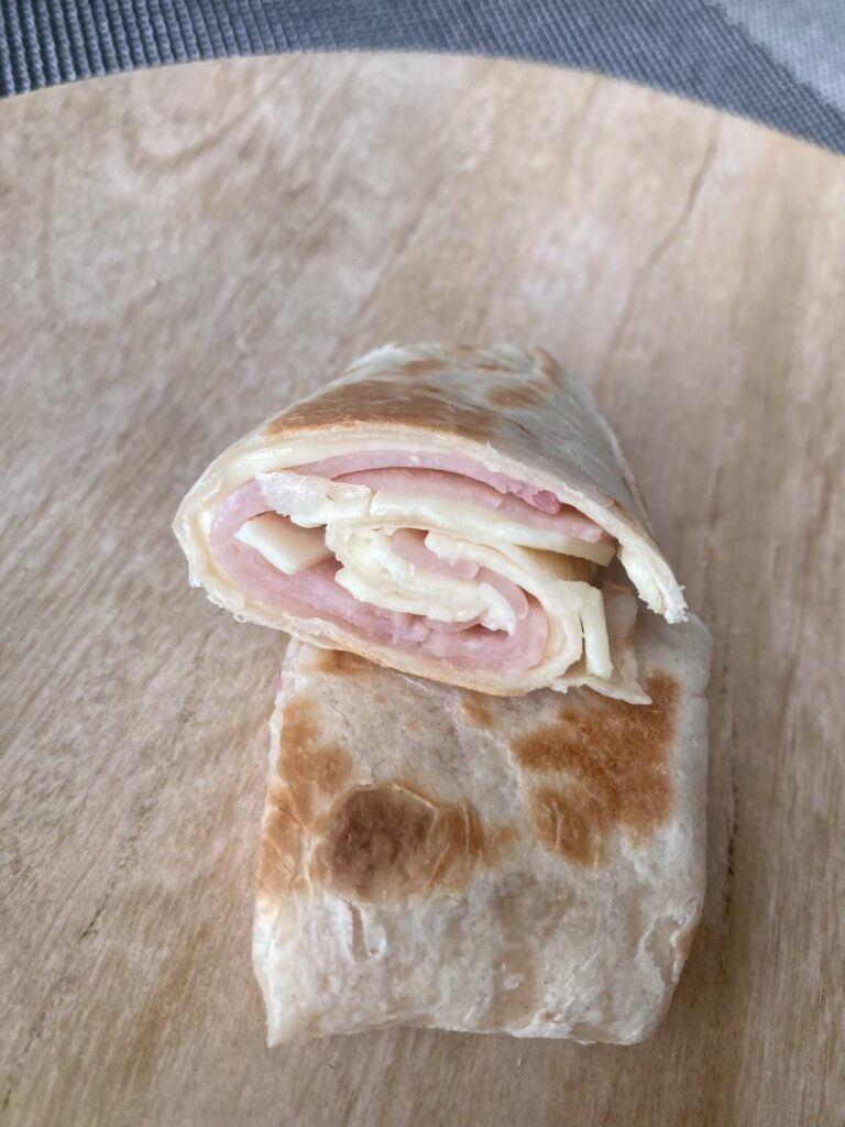 DeliSunのトルティーヤ　ハムチーズブリトー