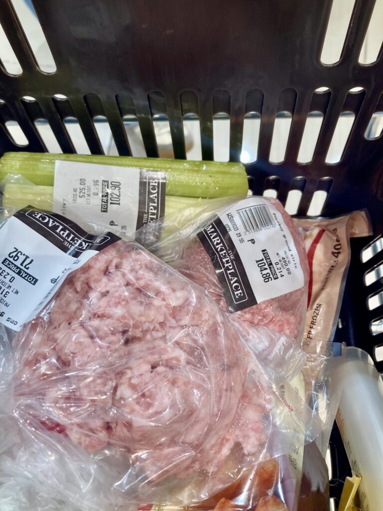 The Market Placeで買ったセロリと挽肉