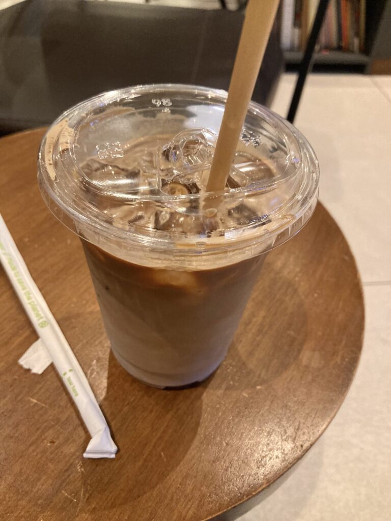 セブITパークのコーヒーショップTAKAPI　アイスカフェオレ