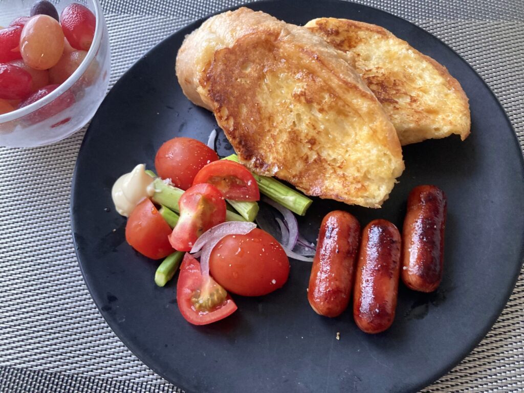 ランダースで買ったものモーニング　アメリカのJohnsonville（ジョンソンヴィル）Little Smokiesソーセージとフレンチトースト