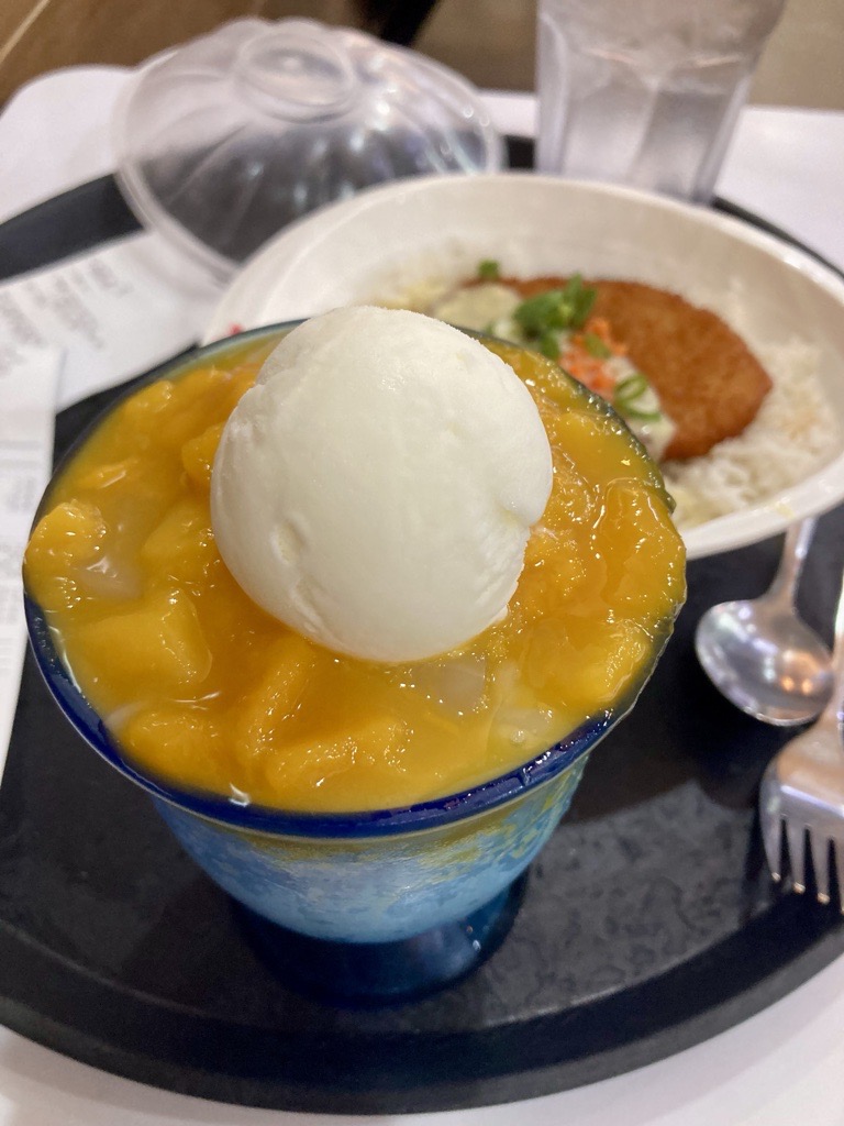 チョーキンのココナツマンゴーハロハロ Medium 115ペソ