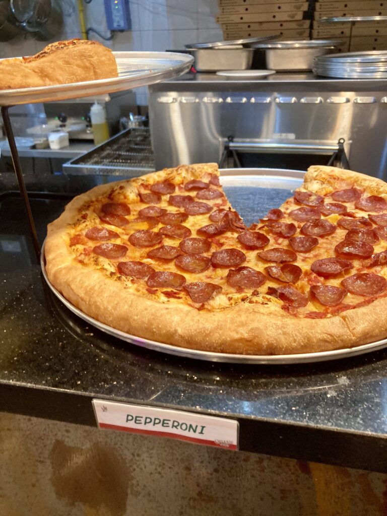 セブITパーク Queens Pizza ペパロニピザ