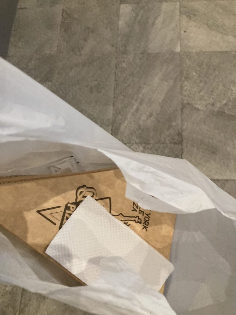 セブITパーク Queens Pizza 1スライス持ち帰りボックス