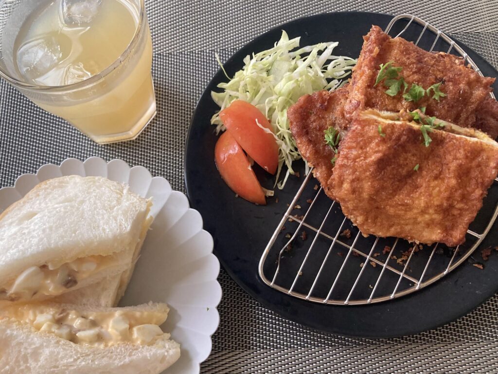 ルウから手作りポークカレー　カレーパンと福神漬けたまごサンドイッチ